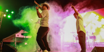 Día de las Madres en Playa del Carmen: mamás bailan salsa en gran fiesta en Villas del Sol