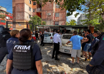 Caos en Cancún: vecinos enfrentan a policías para evitar detención de hombres armados
