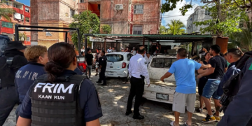 Caos en Cancún: vecinos enfrentan a policías para evitar detención de hombres armados