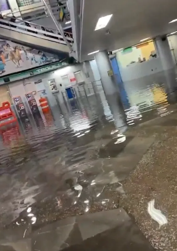 Tormenta deja bajo agua el Metro San Lázaro