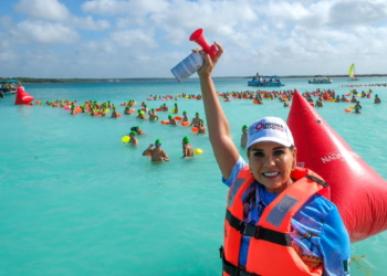 Bacalar recibe a casi 1,600 nadadores en el XX Maratón de Aguas Abiertas en la Laguna de los Siete Colores