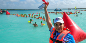Bacalar recibe a casi 1,600 nadadores en el XX Maratón de Aguas Abiertas en la Laguna de los Siete Colores