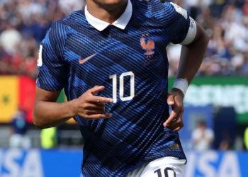 Mbappé comanda a Francia y manda a casa a Suecia