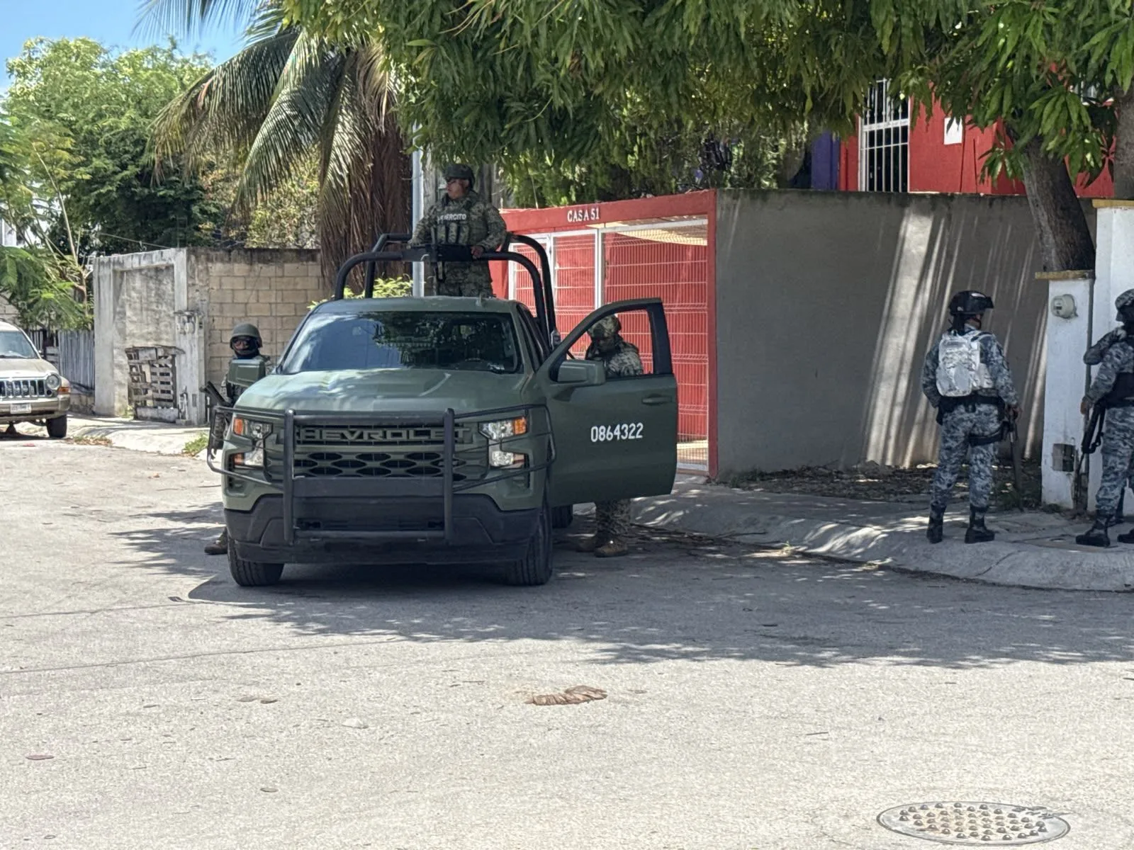 Catean presunto punto de narcomenudeo en la SM 208 de Cancún; hay varias personas detenidas