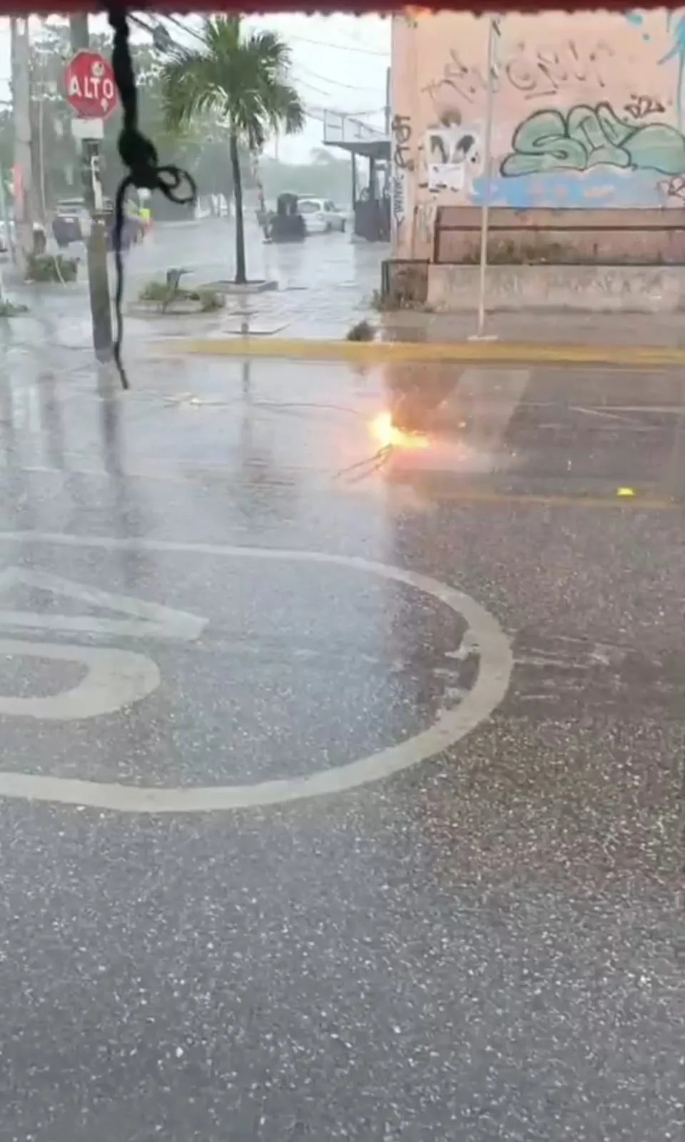 Cae cable de alta tensión