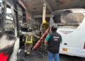 Voraz incendio consume autobuses en encierro Del Valle en Cancún