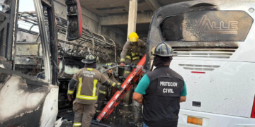 Voraz incendio consume autobuses en encierro Del Valle en Cancún